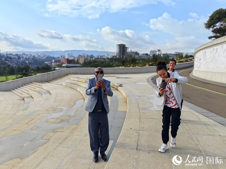 亞的斯亞貝巴友誼廣場(chǎng)的游客與人民網(wǎng)記者互動(dòng)。人民網(wǎng)記者 陳星星攝