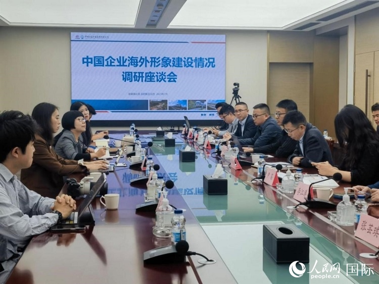埃塞俄比亞中國(guó)商會(huì)企業(yè)代表與人民網(wǎng)記者座談。人民網(wǎng)記者 劉寧攝