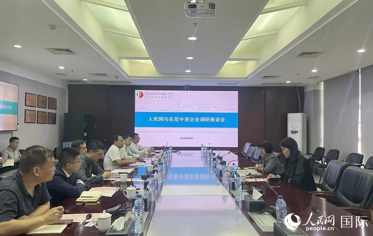 尼日利亞中國(guó)商會(huì)企業(yè)代表與人民網(wǎng)記者座談。