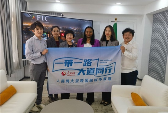 埃塞俄比亞投資委主任萊利斯（右三）、萬巧云（左二）與人民網(wǎng)記者合影。
