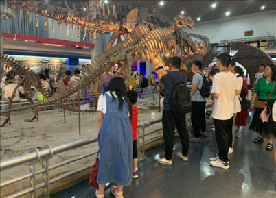 游客參觀國(guó)家自然博物館。人民網(wǎng)記者 劉穎穎攝