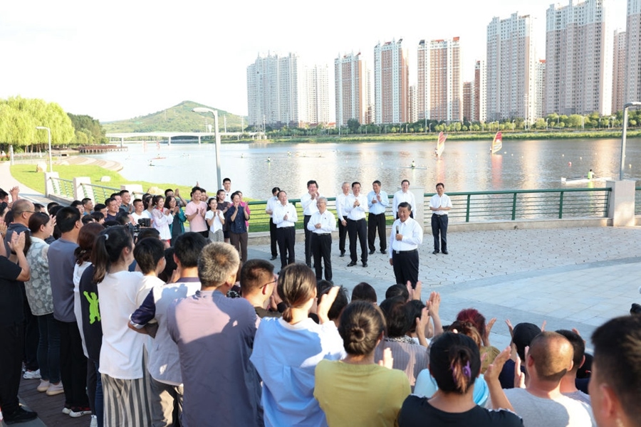 2022年8月16日，習(xí)近平在遼寧錦州東湖森林公園察看小凌河沿岸生態(tài)環(huán)境時(shí)，同正在休閑、進(jìn)行文化活動(dòng)的群眾親切交流。