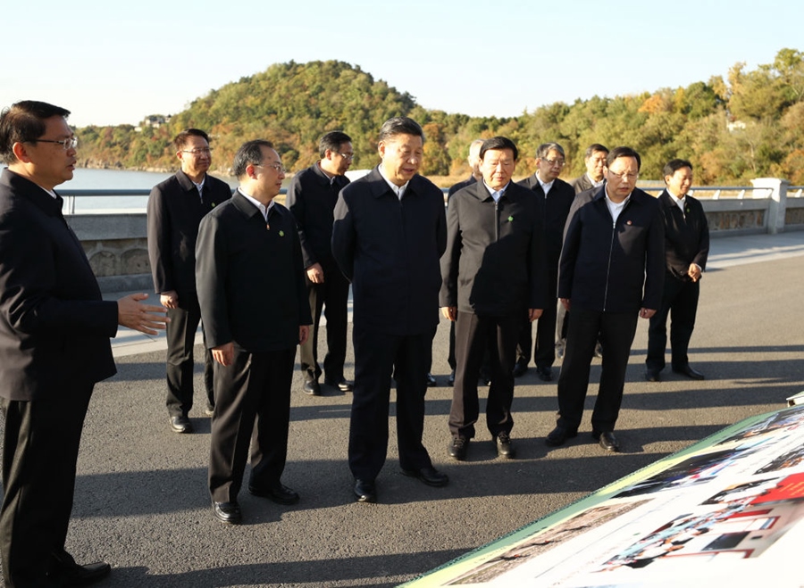 2020年11月12日，習(xí)近平在江蘇南通五山地區(qū)濱江片區(qū)，沿江邊步行察看濱江生態(tài)環(huán)境。
