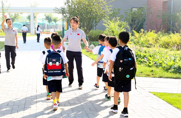 8月30日，雄安史家胡同小學(xué)學(xué)生體驗(yàn)學(xué)校生活。老師帶學(xué)生進(jìn)教室。