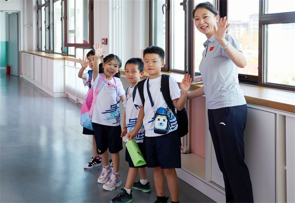 8月30日，雄安史家胡同小學(xué)學(xué)生體驗(yàn)學(xué)校生活。老師帶學(xué)生進(jìn)教室。