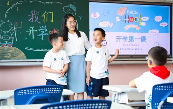 8月30日，雄安史家胡同小學(xué)學(xué)生體驗(yàn)學(xué)校生活。