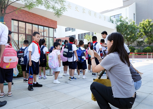 8月30日，雄安史家胡同小學(xué)學(xué)生體驗(yàn)學(xué)校生活。