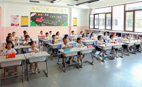 8月30日，雄安史家胡同小學(xué)學(xué)生體驗(yàn)學(xué)校生活。