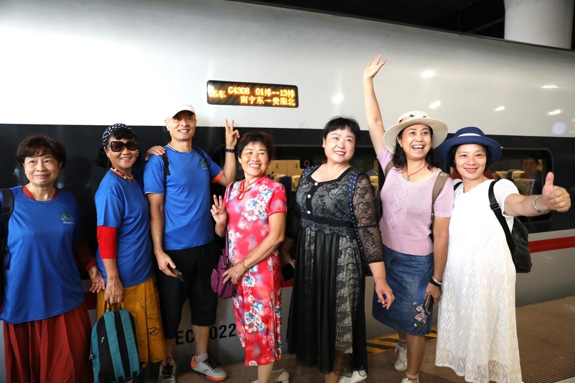 在南寧東站，旅客與貴南高鐵首發(fā)列車合影。 林祥云攝