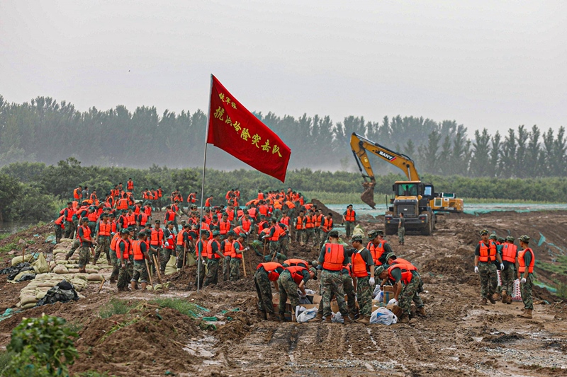 △2023年8月2日，中部戰(zhàn)區(qū)陸軍第82集團軍“鐵軍旅”官兵在河北省高碑店市白溝河任務(wù)區(qū)加固岸堤。
