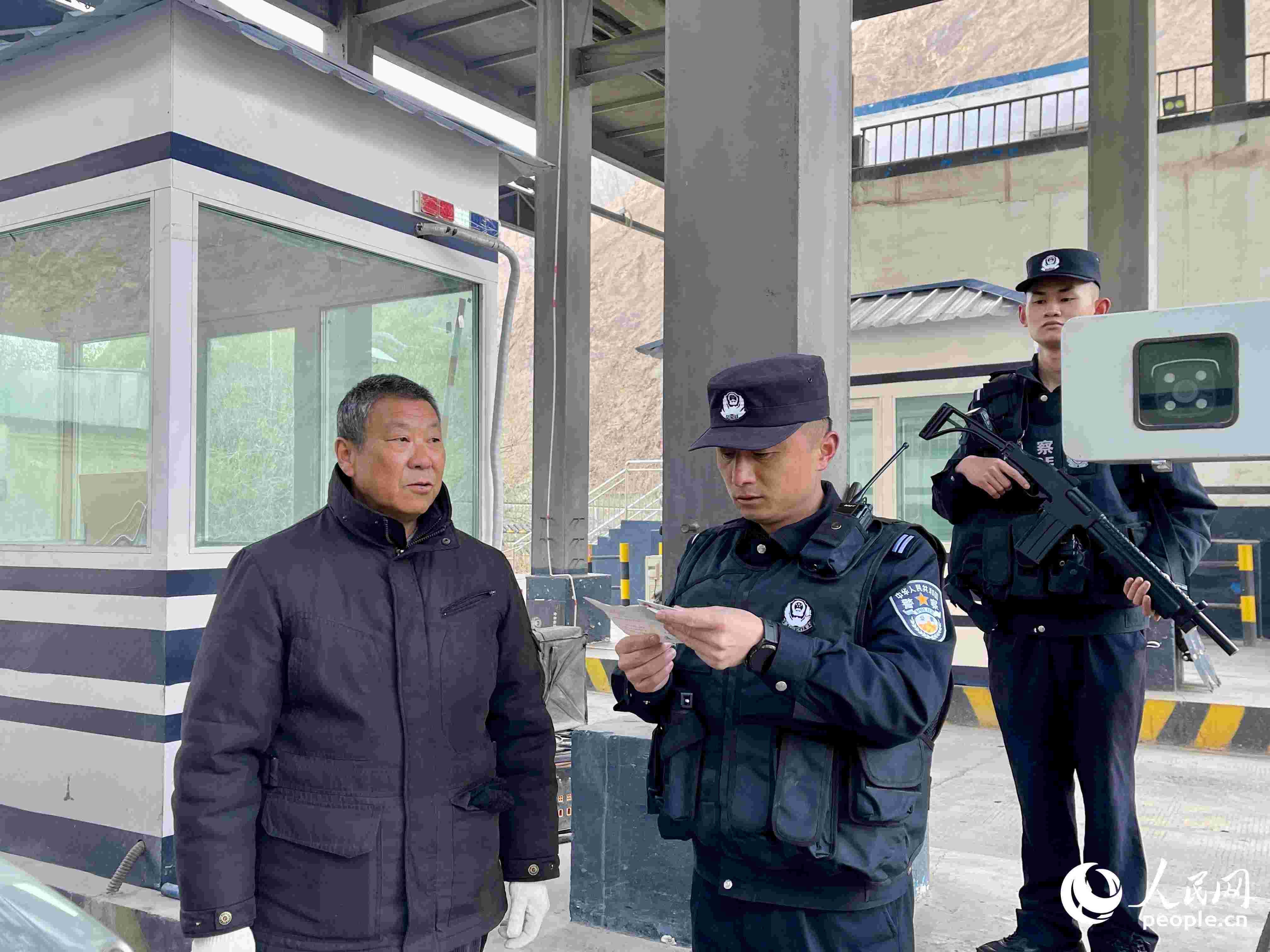 2023年5月10日，在庫(kù)地邊境檢查站，陳暢核對(duì)進(jìn)出邊境管理區(qū)人員信息。人民網(wǎng) 周靜圓攝