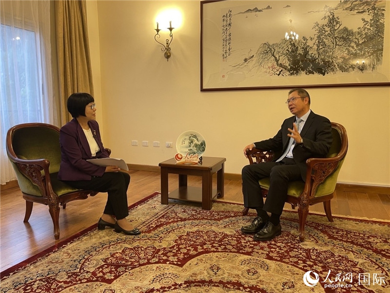胡長春大使接受人民網(wǎng)記者唐維紅采訪。人民網(wǎng)記者 趙艷紅攝