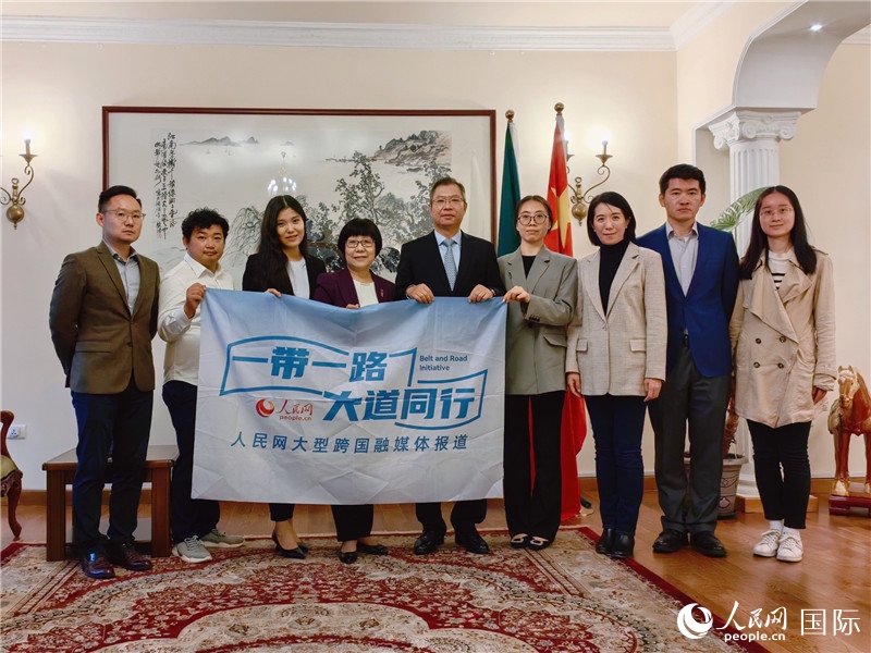 胡長春大使、駐非盟使團(tuán)工作人員與人民網(wǎng)記者合影。
