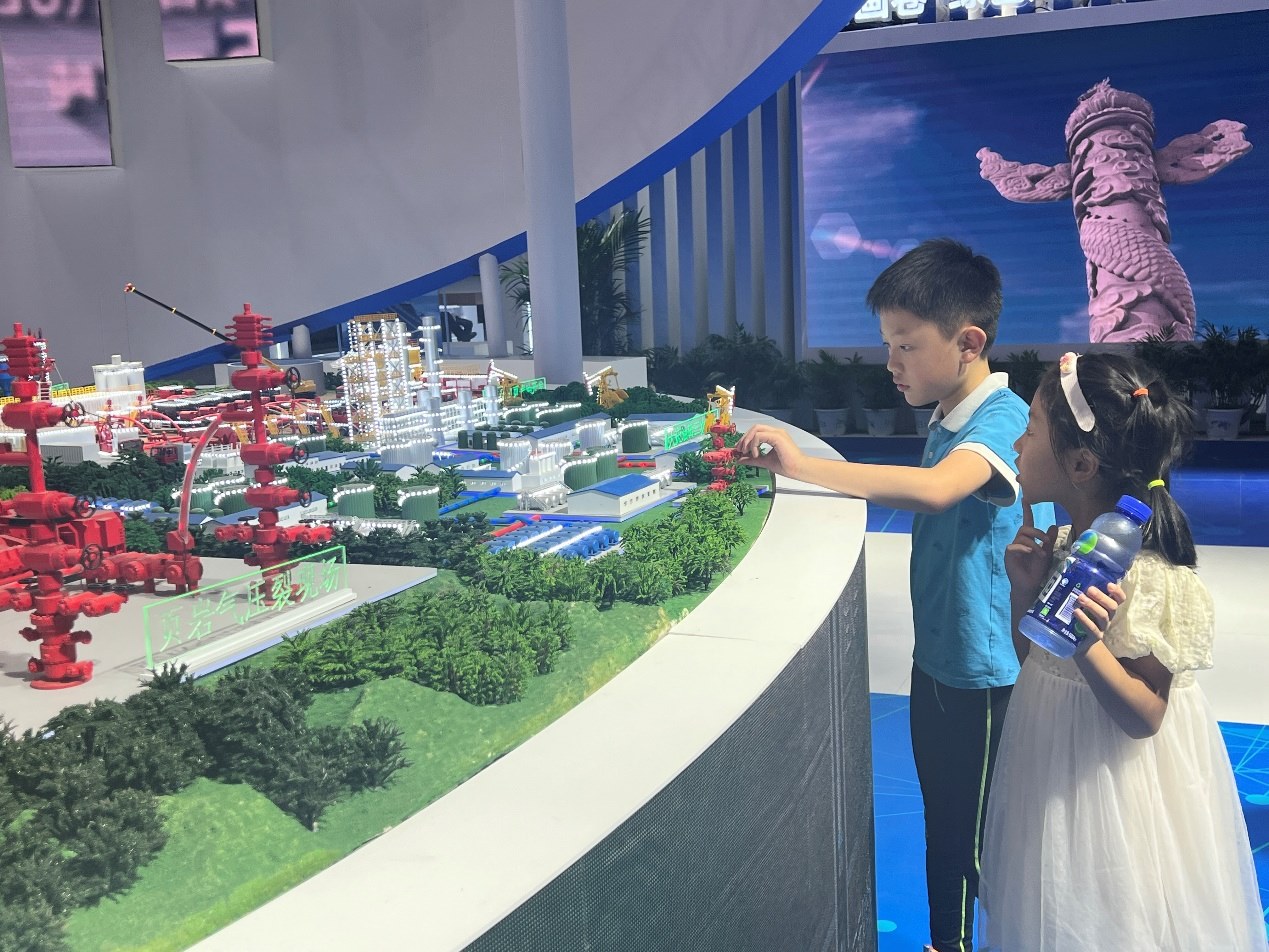 小朋友正在觀看展覽模型。人民網(wǎng) 歐陽(yáng)易佳攝