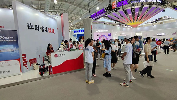 在銀行展臺，“溫度”成為了高頻詞匯。人民網(wǎng)記者 李彤?dāng)z