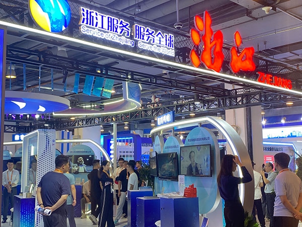 在浙江省交易團(tuán)展區(qū)，數(shù)字支付技術(shù)吸引了觀展群眾的目光。人民網(wǎng)記者 李彤?dāng)z
