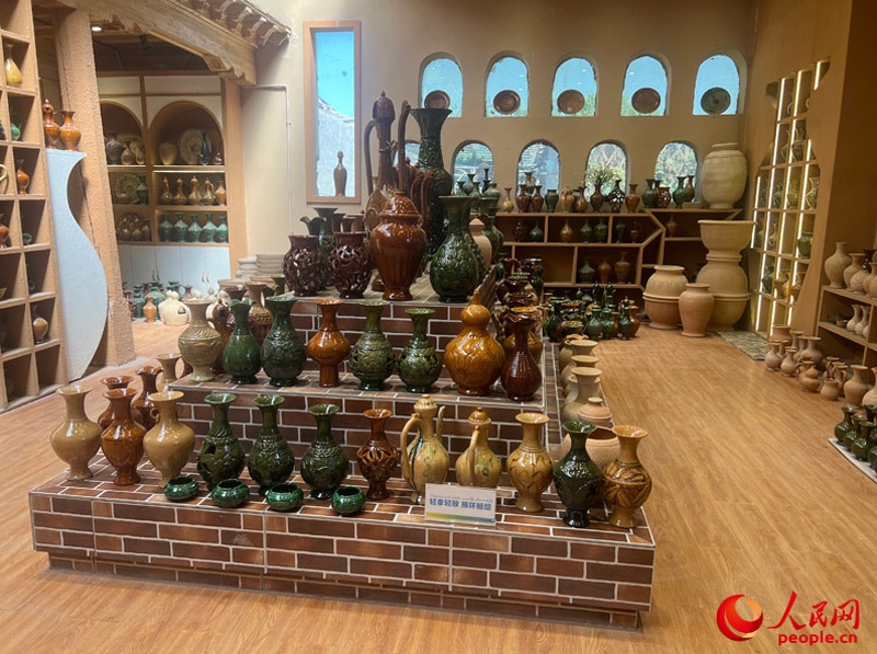 土陶展覽館內(nèi)展示的精美土陶制品。人民網(wǎng)記者 常雪梅攝