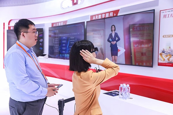 在工商銀行展臺，數(shù)字員工“工曉伴”與觀展游客互動。受訪者供圖