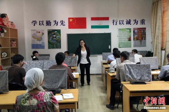 2014年，塔吉克斯坦國立民族大學(xué)的孔子學(xué)院內(nèi)，教師正在為塔吉克斯坦學(xué)生授課。田冰 攝
