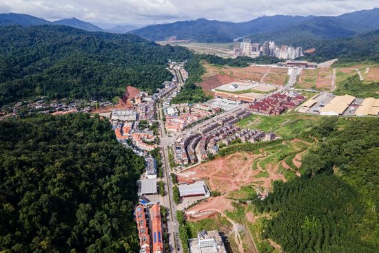 磨憨口岸俯瞰，右前方高層白色建筑群為老撾境內(nèi)。人民網(wǎng)記者 符皓攝