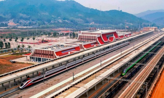 對(duì)向行駛的國(guó)際客運(yùn)列車“復(fù)興號(hào)”和“瀾滄號(hào)”在磨憨站交匯。楊紫軒攝