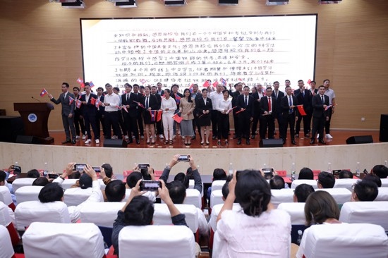 7月31日，昆明鐵道職業(yè)技術(shù)學(xué)院舉行援老撾鐵道職業(yè)技術(shù)學(xué)院項(xiàng)目教育能力建設(shè)教師培養(yǎng)班結(jié)業(yè)典禮。昆明鐵道職業(yè)技術(shù)學(xué)院供圖