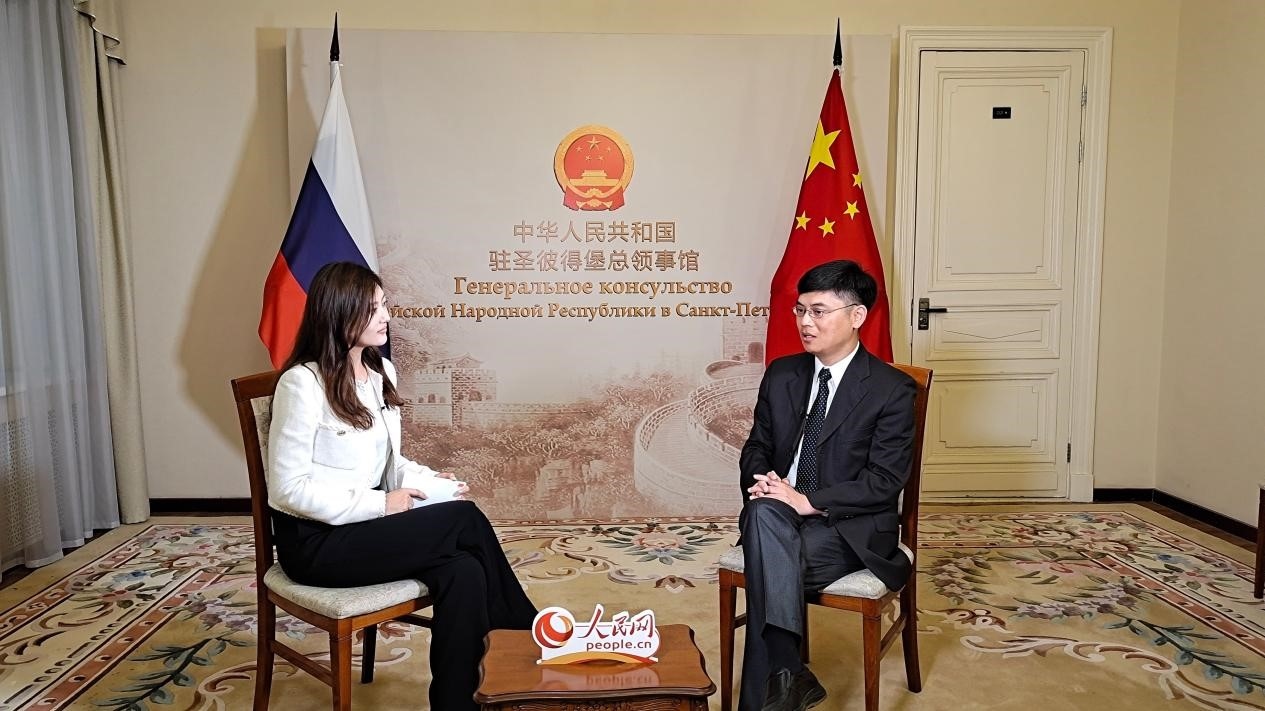 中國(guó)駐圣彼得堡副總領(lǐng)事張曉慶（右）接受人民網(wǎng)記者申佳平采訪。人民網(wǎng)記者 劉凡攝