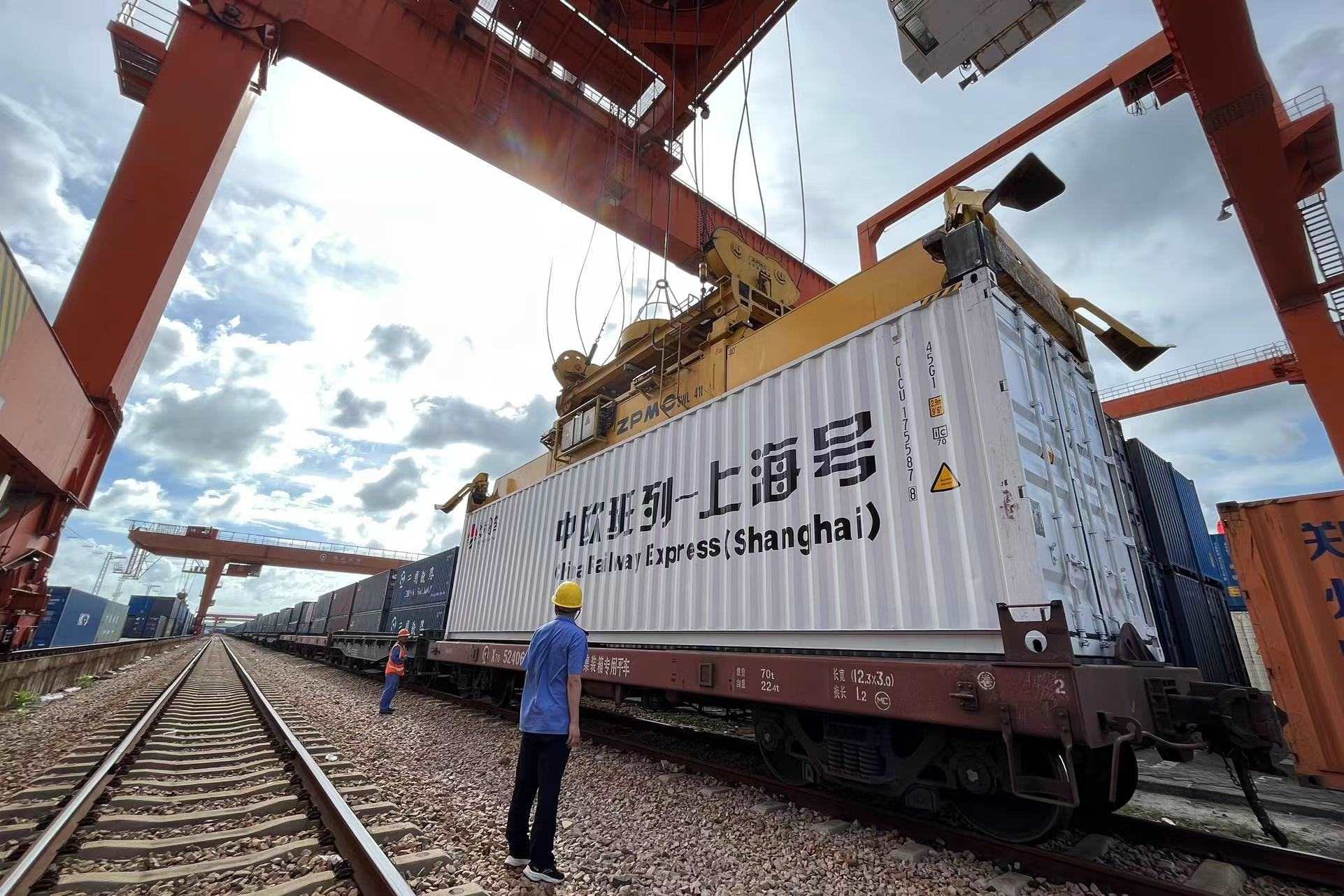 鐵路上海貨運(yùn)中心閔行站貨場(chǎng)內(nèi)，吊機(jī)在貨運(yùn)員的監(jiān)裝下進(jìn)行裝車落箱作業(yè)。人民網(wǎng) 皇甫萬(wàn)里攝