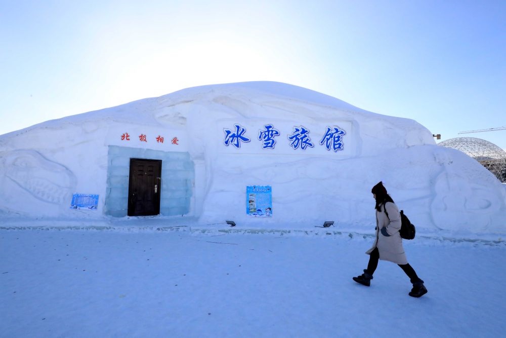 游客從北極村冰雪旅館的一個房間前走過（2018年1月31日攝）。