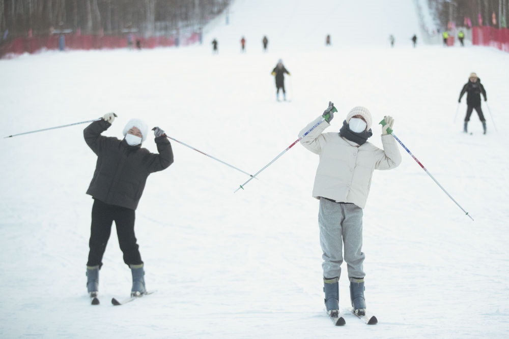游客在北極村滑雪場內(nèi)體驗滑雪（2023年1月7日攝）。