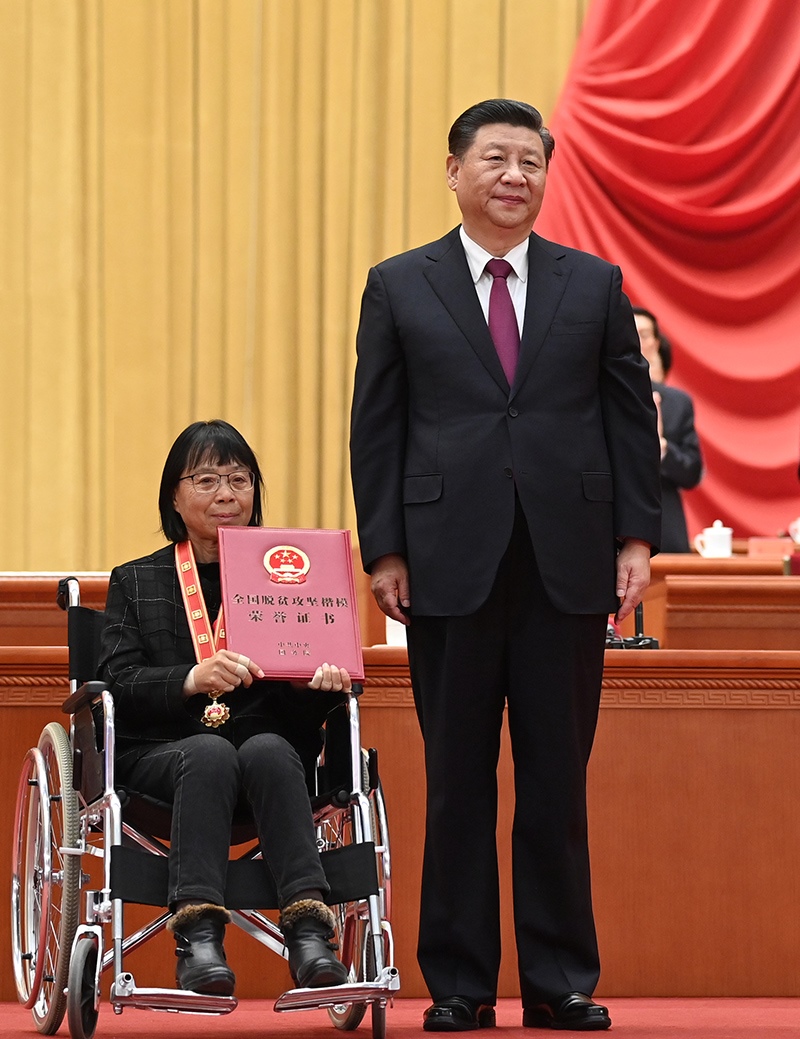 2021年2月25日，全國脫貧攻堅總結(jié)表彰大會在北京人民大會堂隆重舉行。習近平為全國脫貧攻堅楷模榮譽稱號獲得者張桂梅頒獎。