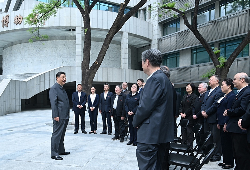 2022年4月25日，習近平總書記來到中國人民大學考察調(diào)研，在博物館門前廣場上，同老教授、老專家和中青年骨干教師代表親切交談。
