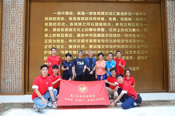 潘維廉和實踐隊師生在昌吉州博物館合影。主辦方供圖