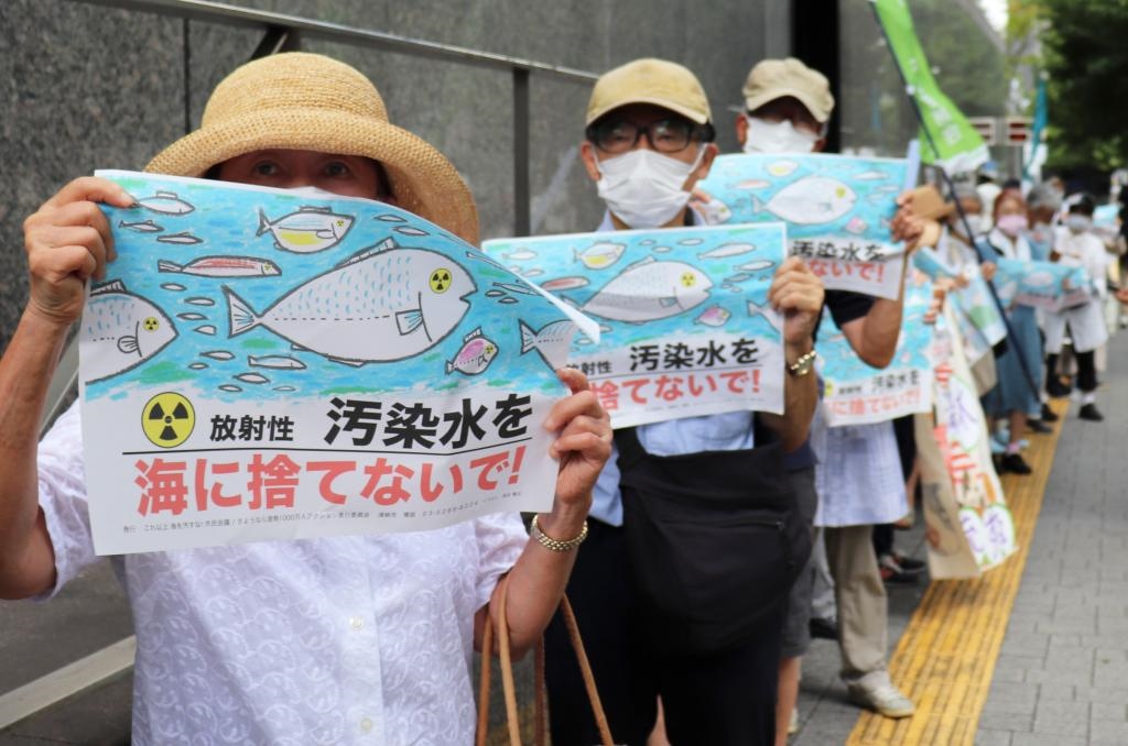 8月24日，日本民眾手持“不要將污染水扔進(jìn)大?！钡葮?biāo)語(yǔ)在東京電力公司總部前集會(huì)，抗議日本政府和東電公司無(wú)視民意啟動(dòng)核污染水排海。新華社記者楊光攝