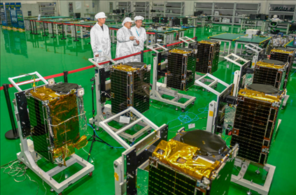△2022年10月17日，位于吉林長春的長光衛(wèi)星技術股份有限公司科研人員在衛(wèi)星總裝測試大廳進行相關測試工作。