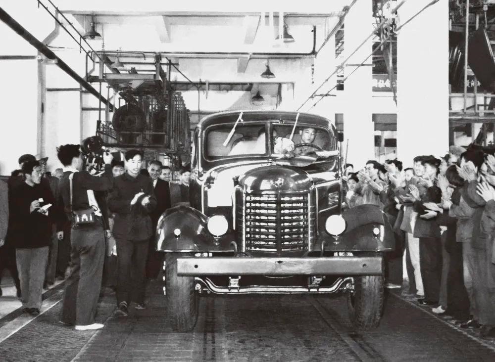 △1956年7月13日，第一輛解放牌汽車駛下裝配線。