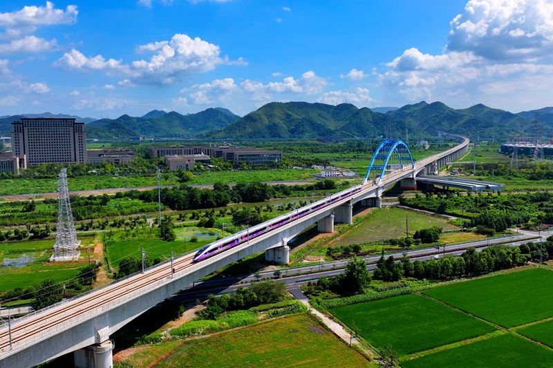 復(fù)興號亞運(yùn)智能動(dòng)車組列車。上海鐵路局融媒體中心供圖