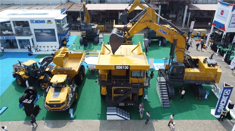 徐工集團(tuán)展出的125噸礦用挖掘機(jī)與130噸電傳動(dòng)礦卡。石偉攝影