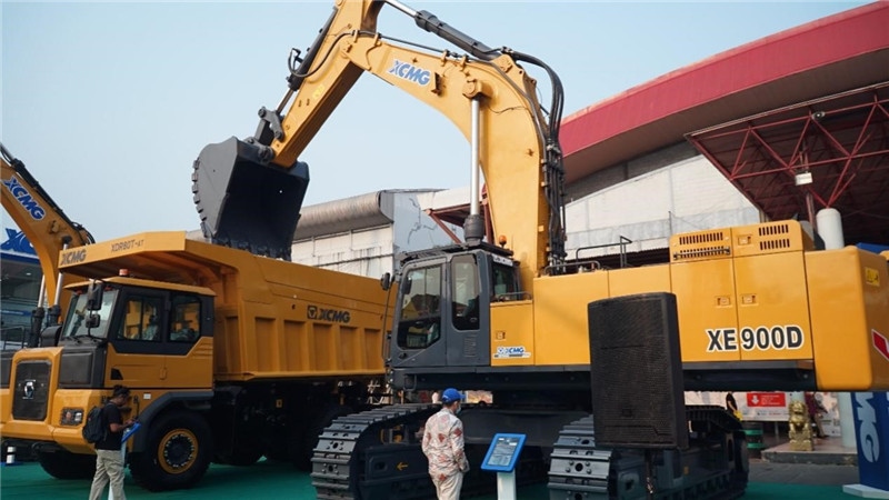 徐工集團(tuán)展出的90噸礦用挖掘機(jī)與80噸自卸車(chē)。石偉攝影