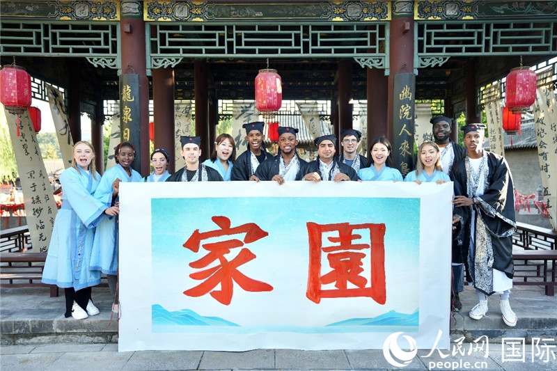 選手們共同寫下的“家園”。人民網(wǎng) 盧鵬宇攝