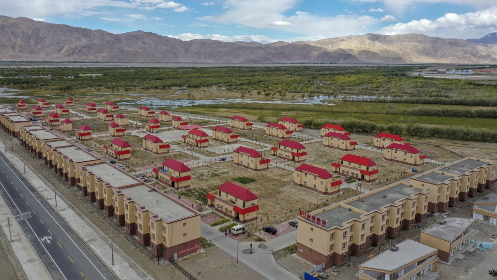 這是由深圳援疆修建的新疆塔什庫爾干塔吉克自治縣一處安置小區(qū)（2019年7月9日攝，無人機照片）。新華社記者 胡虎虎 攝