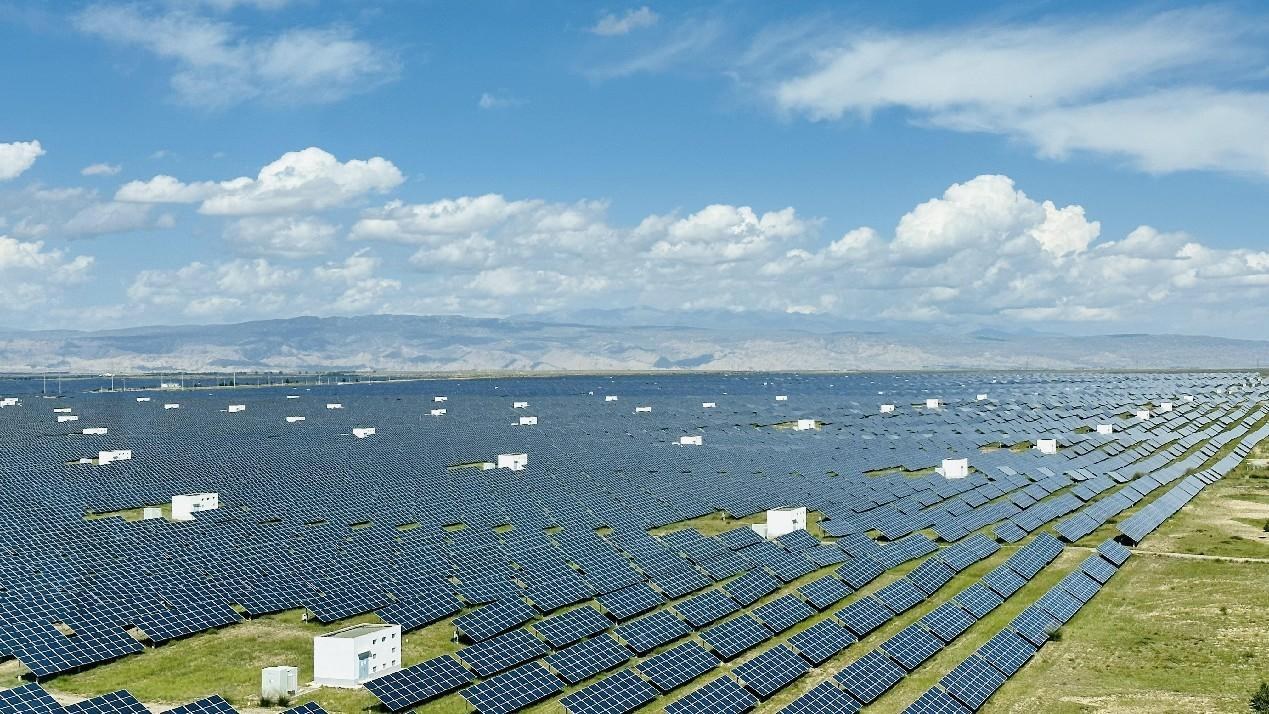 遠(yuǎn)眺青海省海南州光伏發(fā)電園區(qū)。人民網(wǎng) 劉沛然攝