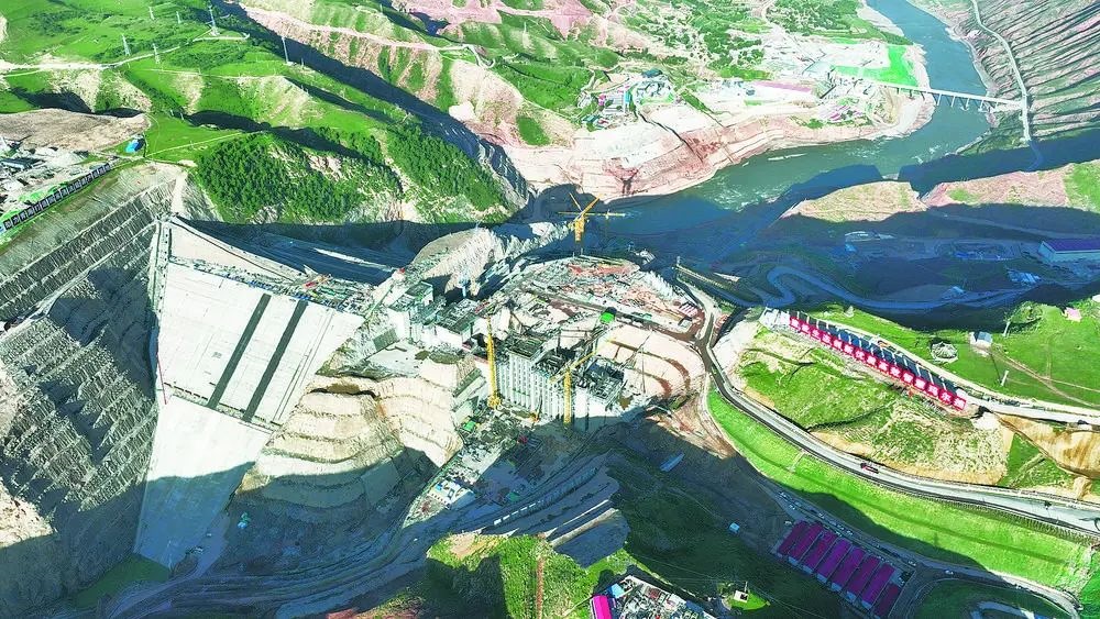 瑪爾擋水電站項(xiàng)目建設(shè)現(xiàn)場(chǎng)。國(guó)家能源集團(tuán)青?，敔枔跛娬竟﹫D