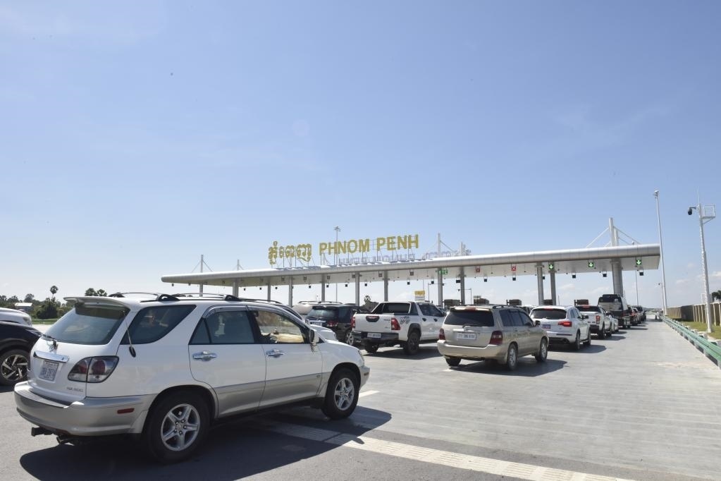 2022年11月7日，車輛在柬埔寨首都金邊的金港高速公路入口處排隊。金港高速公路連接柬埔寨首都金邊和該國最大深水海港西哈努克港。