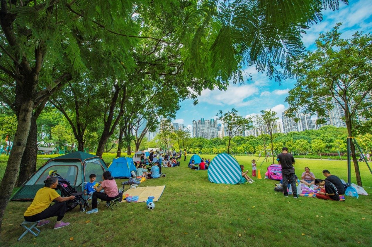 珠江公園內(nèi)，居民們正露營休憩。受訪者供圖