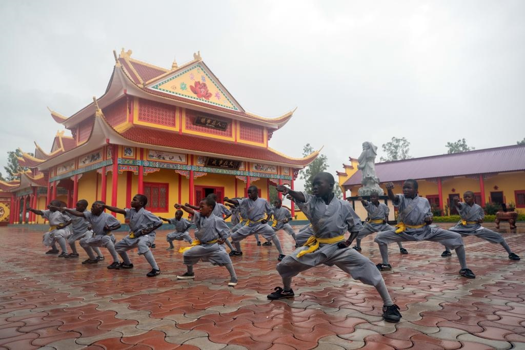1月21日，在位于贊比亞首都盧薩卡市郊區(qū)的少林寺文化中心，學員練習中國功夫。