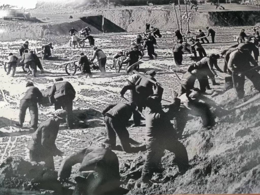 20世紀(jì)70年代，高西溝人治理水土流失場(chǎng)景。（資料圖片）