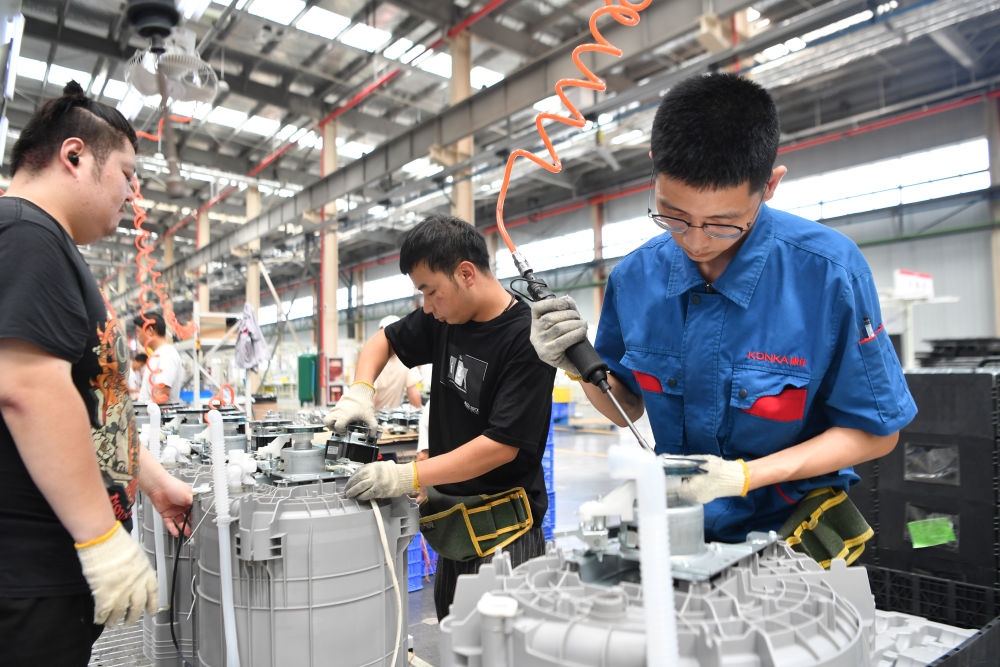 2023年7月20日，工人在位于西安國際港務(wù)區(qū)的陜西康佳智能家電有限公司生產(chǎn)車間工作。 新華社記者 張博文 攝