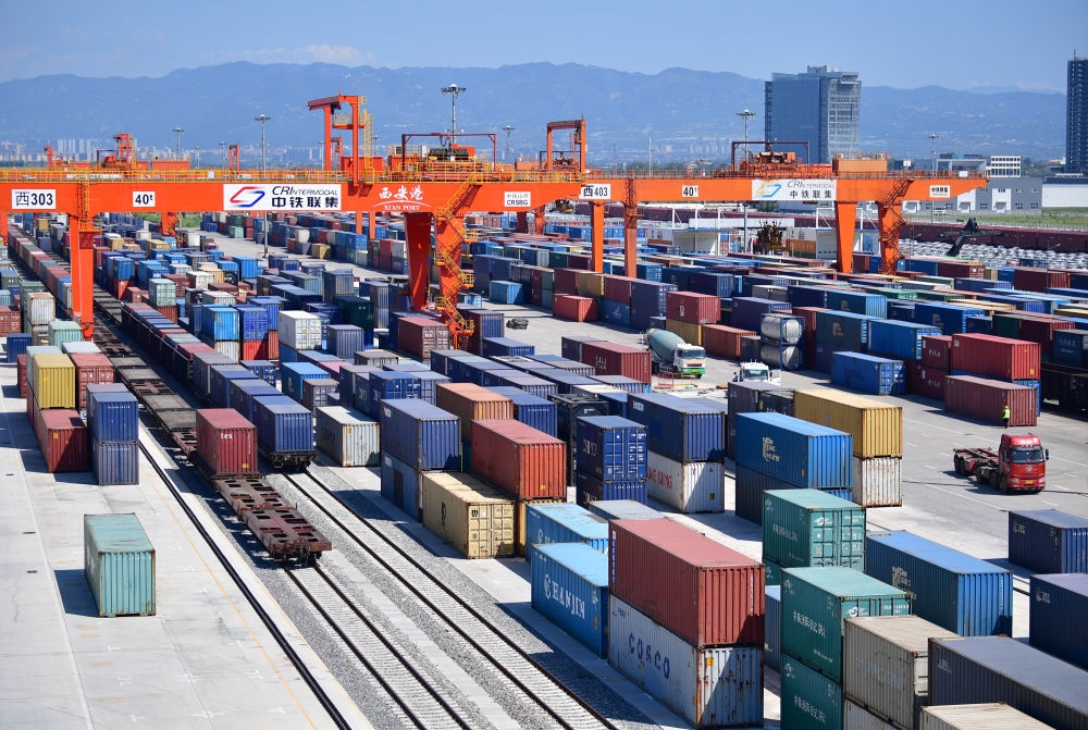 長安號中歐班列在西安新筑車站內(nèi)裝卸集裝箱（2019年8月15日攝）。新華社記者 邵瑞 攝