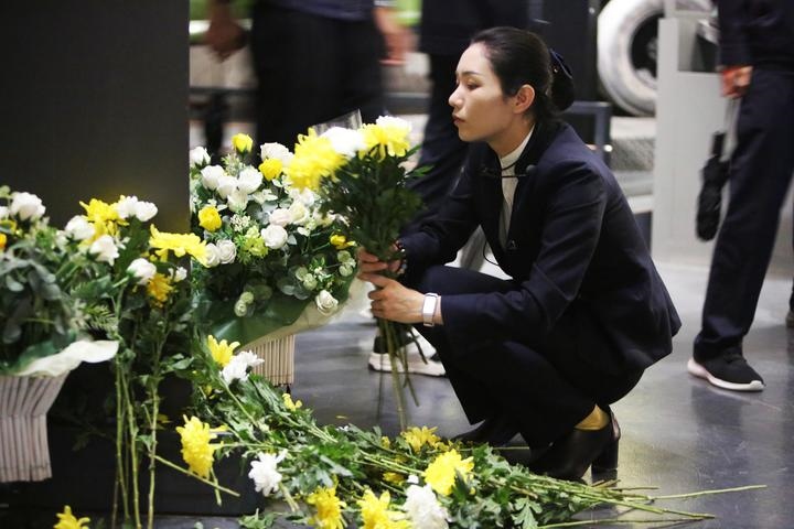 9月18日，工作人員在侵華日軍第七三一部隊罪證陳列館整理花束。新華社記者 石楓 攝